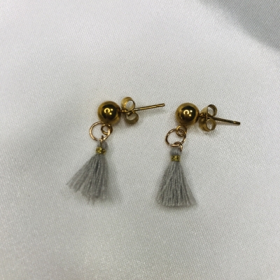 Boucles d'oreilles pompons gris