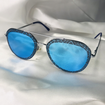 Lunettes de soleil bleues, monture argentée